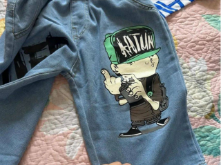 儿童服装疑印有不雅手势 商家认为有人喜欢这种