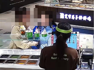 女子与店员起争执后露出制服,单位已严肃批评