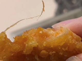 大年初一在麦当劳吃出异物,涉事门店:供应商的问题,该批次剩余鸡排已全部封存