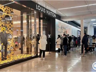 LV将涨价20%,人群挤爆奢侈品店,世界首富:中国人手里有钱!