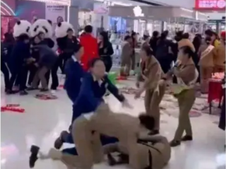 山东滨州万达广场老凤祥和周大生十几名员工互殴